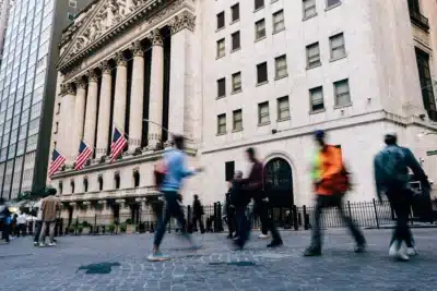 FMI Acelera Projeções, Mas Alerta para Riscos e Retorno de Trump!