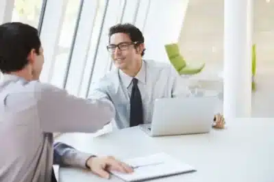 Jovens Profissionais: Como Construir Laços Fortes e Impulsionar Sua Carreira em 2026!