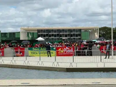 Lula Comemora Invasões aos Três Poderes com Cerimônia Polêmica e Críticas!