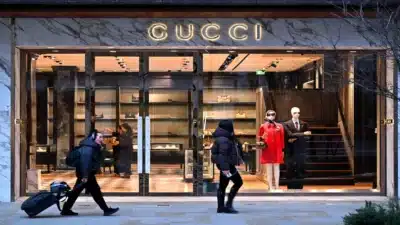 Kering: Novo CEO e Plano Audacioso Reviram a Marca e Impulsionam Ações!