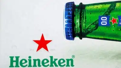 Heineken Recorta Milhares de Empregos e Redefine Expectativas de Lucro em 2026!