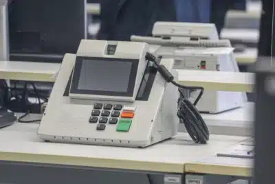 Urra! 78&percnt; Confiam: Pesquisa Revela Choque de Opiniões na Confiança Urnaiçã