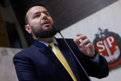 Gil Diniz Ataca Estratégia de Tarcísio e Revela Tensão no PL em SP!