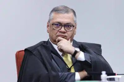 Ministro Dino causa alerta: salários dos tribunais sob investigação no STF!