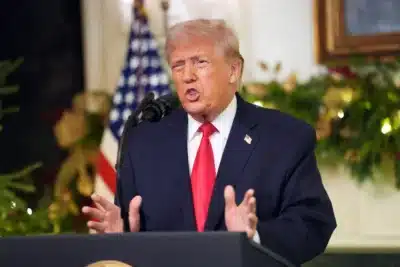 Trump intensifica ataques e tarifas: presidente dos EUA desafia a Corte e ameaça países