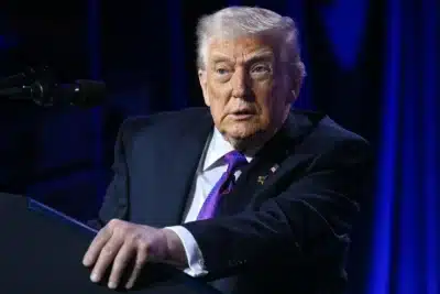 Suprema Corte invalida tarifas de Trump: Incerteza no comércio e busca por reembolsos!