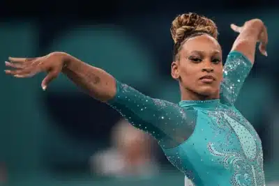 Rebeca Andrade e Estrelas Carregam Bandeira em Cerimônia Impactante de Inverno!