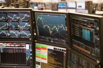 Mercado Global em Rotação: Recuperação Cautelosa e Incertidões Globais Dominam!