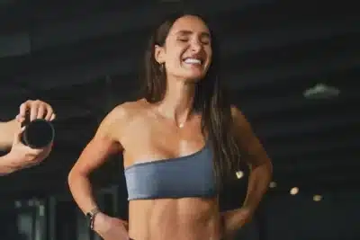 Kayla Itsines: Da Riqueza com Sweat à Estratégia de Investimento que a Transformou!