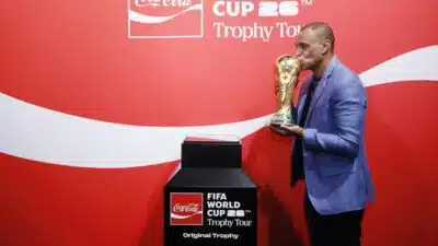 Coca-Cola e FIFA chocam com Troféu da Copa do Mundo em Brasília!
