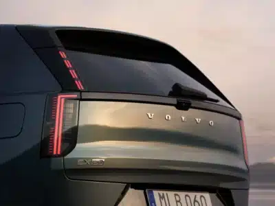 Volvo Cars em Crise: Ações Caem 25&percnt; e Futuro da Montadora em Risco!