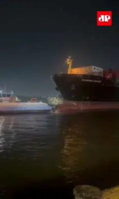 Navio Atinge Balsas na Travessia de Santos-Guarujá: Pânico e Segurança Garantida!