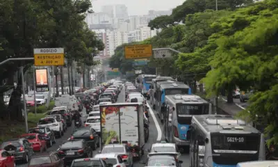 São Paulo em Colapso: Frota de Veículos Descontrolada e Caos no Trânsito em 2025