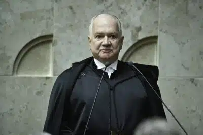 STF Suspende Sessão Plenária: Fachin Prioriza Debate Interno com Toffoli!