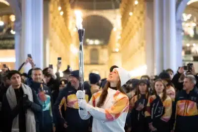 Milão e Cortina d’Ampezzo chocam com cerimônia inédita e pira olímpica!