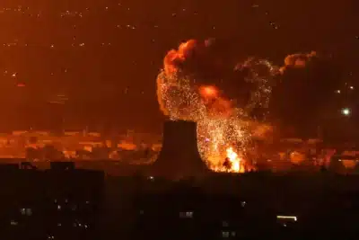 Israel ataca Teerã: Complexo de pesquisa destruído e Khamenei morto em ataque!