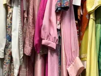 Vestidos Novos Causam Alergias: Vídeo Viral Desperta Pânico em Consumidores