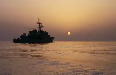 Ataque a Irã Desestabiliza Seguros Marítimos e Causa Pânico Global