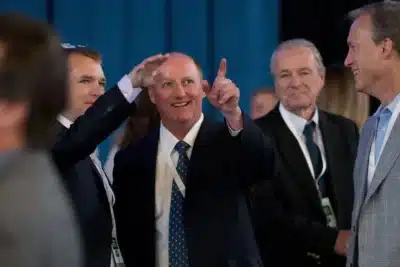 Buffett Cede o Comando: Abel Consolida Solidez e Gigantesco Tesouro na Berkshire Hathaway