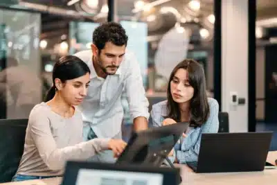 Inteligência Artificial e Trabalho Remoto: Estresse Cresce e Empresas Buscam Soluções!