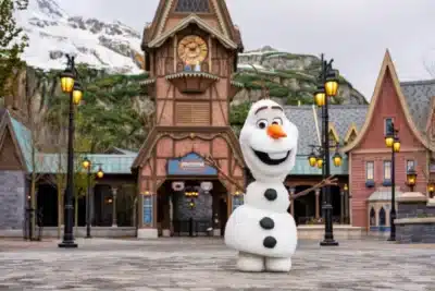 Mundo de Frozen Deslumbrante Acolhe Fãs na Disneyland Paris!