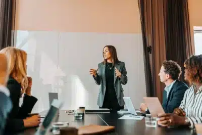 Liderança em Crise: Revelações chocantes sobre chefes e o futuro do trabalho!