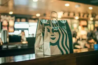 Howard Schultz e a Starbucks: Da Startup a Gigante Global em 2026