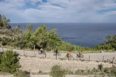 Hotéis de Luxo Investem em Roteiros Ciclísticos de Elite em Destinos Exóticos