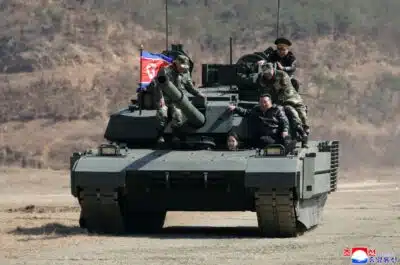 Kim Jong-un e Filha Testam Tanque de Guerra em Exercício Militar Explosivo