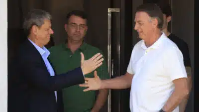 Flávio Bolsonaro e a Surpreendente Mão na Saída Domiciliar de Bolsonaro!