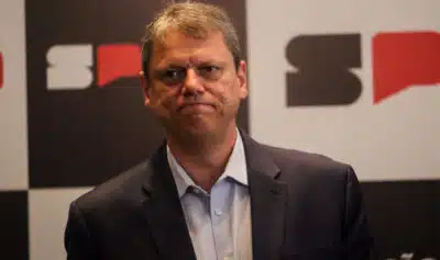 Tarcísio de Freitas Busca Prisão Domiciliar para Bolsonaro no STF!