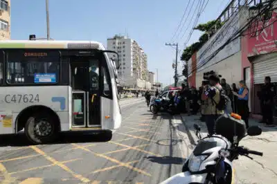 Rio em Chamas: Vandalismo e Bloqueios Ativam Crise na Zona Oeste do Rio