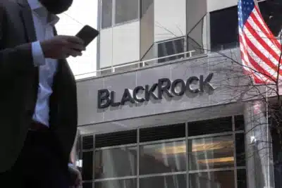 BlackRock Aumenta Cautela com ETFs de Cripto: Estratégia Inovadora em Jogo