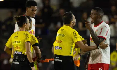 Zagueiro do Bragantino Suspenso por Críticas Explosivas à Árbitra!