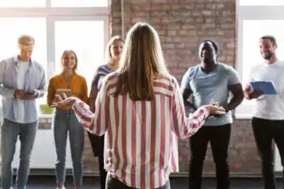 Homem generoso em abrigo de rua esconde intenção e causa revolta!