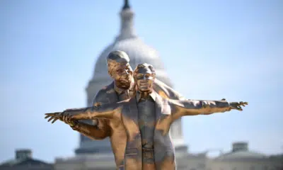 Trump e Epstein: Estátua Provocativa no National Mall Desperta Polêmica!