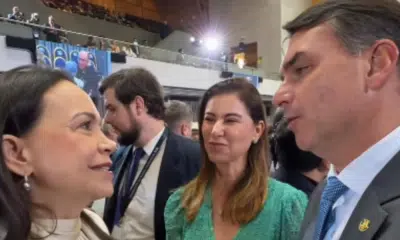 Maria Corina Machado e Flávio Bolsonaro se encontram no Chile e visam cooperação global