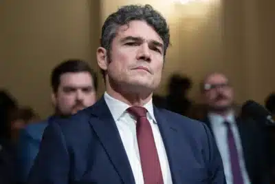 FBI Investiga Ex-Diretor do NCTC: Vazamento de Segredos e Críticas a Trump!