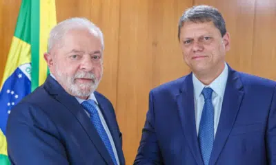 Tarcísio de Freitas ataca Lula e defende Casa Paulista com ferocidade!