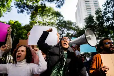 Mulheres na Política Brasileira: Desigualdade, Financiamento e Crise no Legislativo