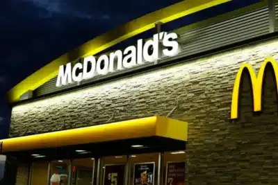 Robôs-garçons chocam McDonald’s em Xangai: IA transforma o atendimento!