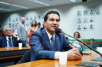 Flávio Bolsonaro: Busca Desesperada por Apoio e Incertidões na Candidatura Presidencial