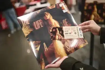 Taylor Swift Revoluciona o Vinil: Vendas Recordes e Renascimento do Formato nos EUA