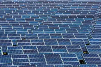 Gigante usina solar no Tibete: como a energia de alta altitude garante o futuro?