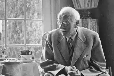 Carl Jung desvenda o mistério da solidão na era digital e a crise de comunicação