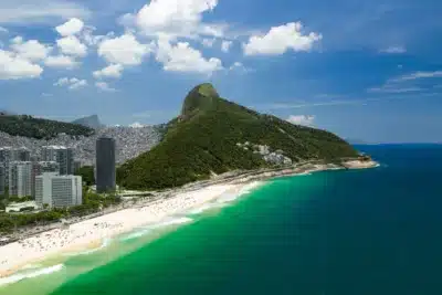 Praias Cariocas: Como o saneamento impulsiona a economia e o lazer em 2026?