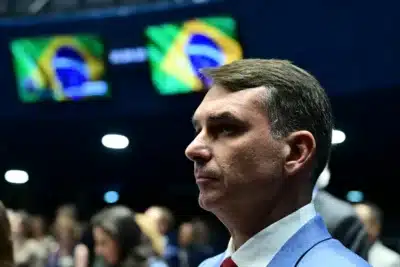 Flávio Bolsonaro compara carreira a Pelé em entrevista ao Financial Times; veja o que ele disse!