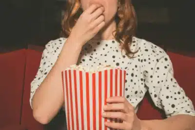 Baldes de pipoca mudam o cinema! Veja como AMC Theatres lucra com colecionáveis em 2026